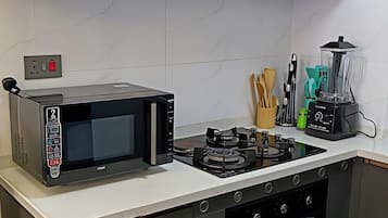 Luxe appartement, uitzicht op stad | Privékeuken | Een koffiezetapparaat/waterkoker, een waterkoker, eettafels