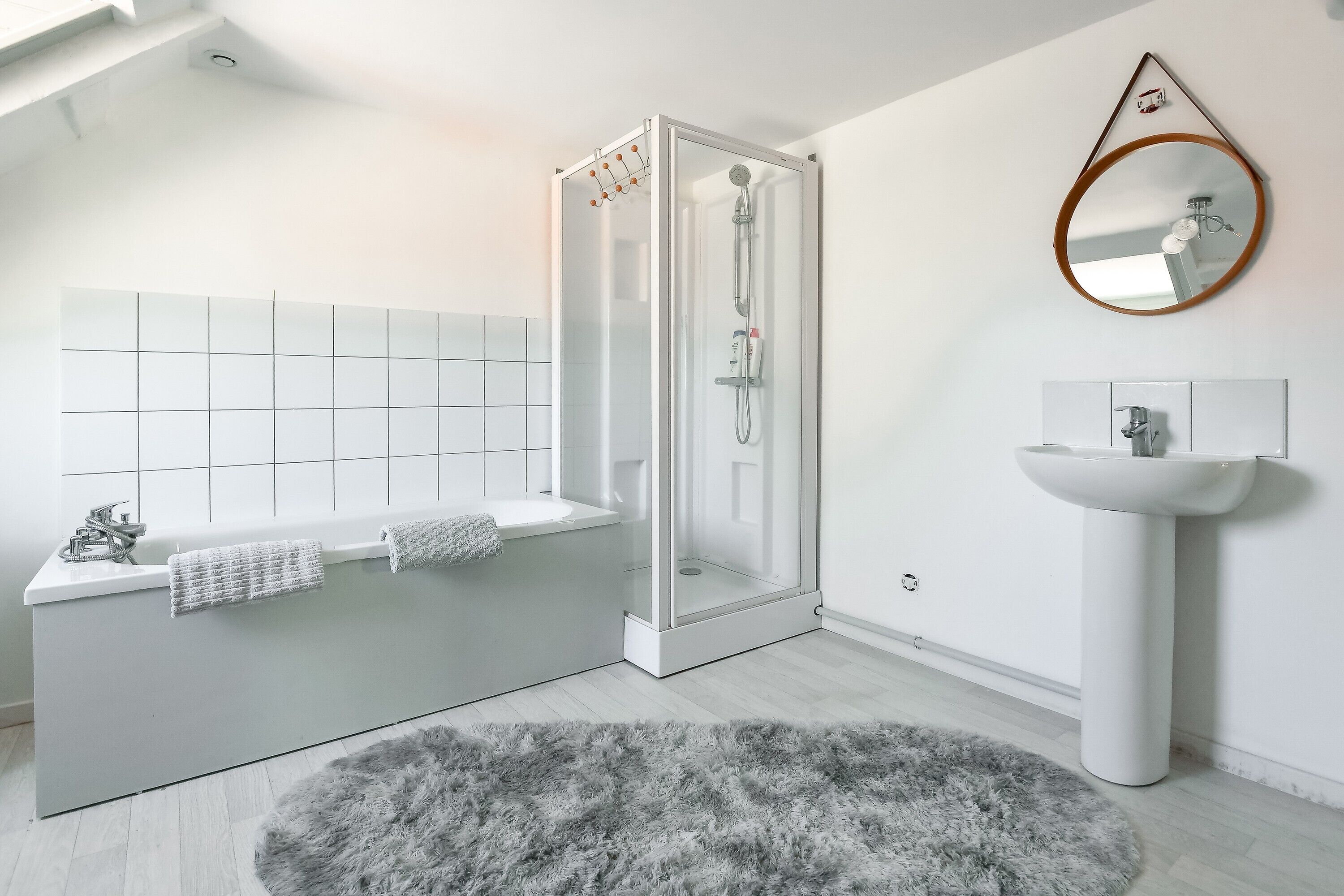 Douche, articles de toilette gratuits, serviettes fournies