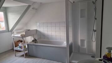 Een douche, handdoeken