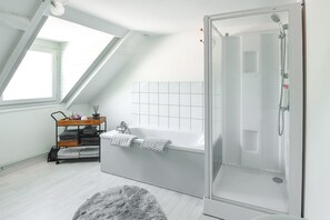 Chuveiro, produtos de toalete grátis, toalhas de banho 