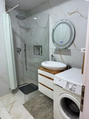 Douche, sèche-cheveux, bidet, serviettes fournies