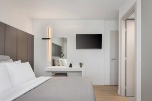 Glyfada Prime Living | 遮光窗簾/窗簾、隔音、熨斗/熨衫板、可攜式嬰兒床