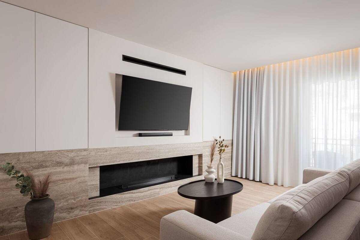 50-inch Smart TV with satellite channels, Netflix, streaming services
