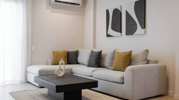 Glyfada Prime Residence | Phòng khách | Smart TV 50-inch có truyền hình vệ tinh, Netflix, dịch vụ stream