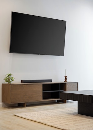 Glyfada Prime Residence | Sala de estar | Smart TV 50 polegadas com canais via satélite, Netflix
