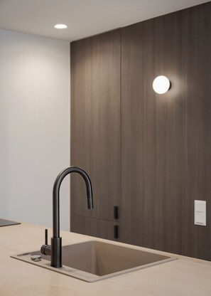 Glyfada Prime Apartment | Private kitchen | Full-size fridge, microwave, oven, stovetop - Glyfada Prime Living (Glyfada)