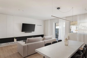 Glyfada Prime Living | Área de estar | Smart TV 50 polegadas com canais via satélite, Netflix