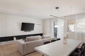 Glyfada Prime Living | Área de estar | Smart TV 50 polegadas com canais via satélite, Netflix