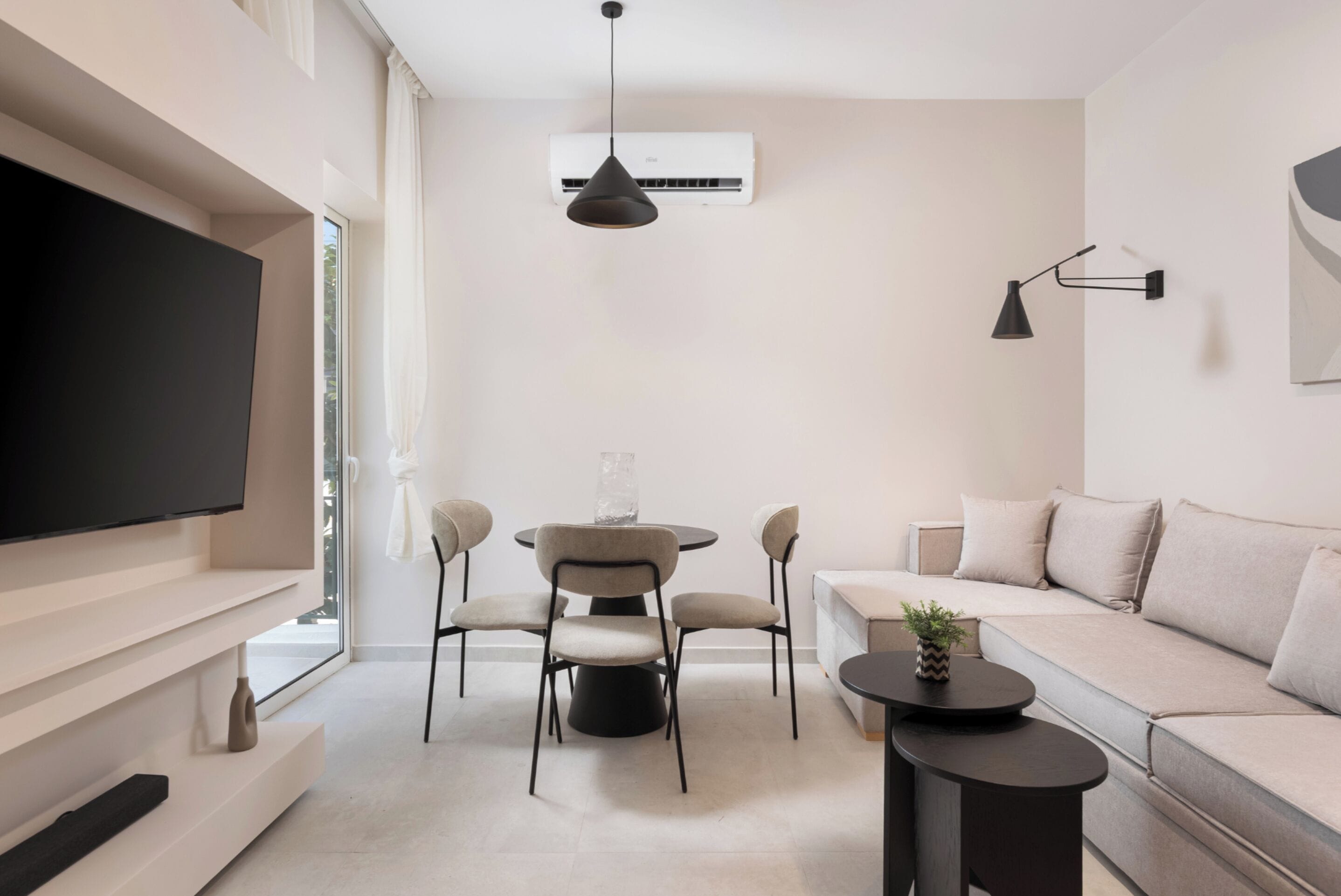 Glyfada Prime Apartment | Oppholdsrom | En 50-tommers smart-TV med Parabol-TV samt Netflix og strømmetjenester