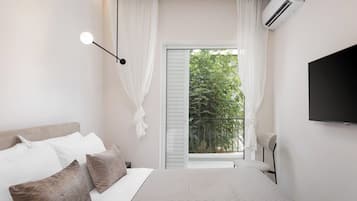 Glyfada Prime Apartment | Blackout drapes, soundproofing, iron/ironing board, travel crib