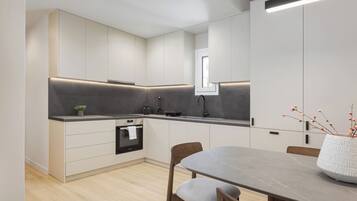 Glyfada Prime Residence | Khu phòng khách | Smart TV 50-inch có truyền hình vệ tinh, Netflix, dịch vụ stream