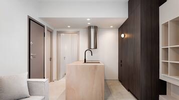 Glyfada Prime Apartment | Eigene Küche | Großer Kühlschrank, Mikrowelle, Ofen, Herdplatte