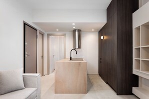 Glyfada Prime Apartment | 전용 주방 | 대용량 냉장고, 전자레인지, 오븐, 쿡탑