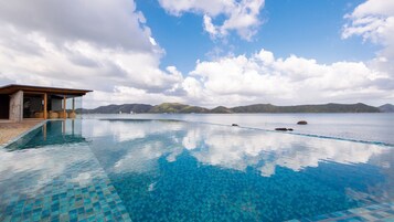 Una piscina al aire libre de temporada