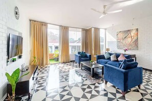 55-tommers smart-tv med digitale kanaler, bøger