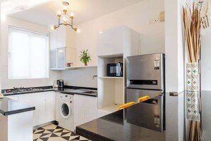 Geladeira, micro-ondas, fogão, cooktop