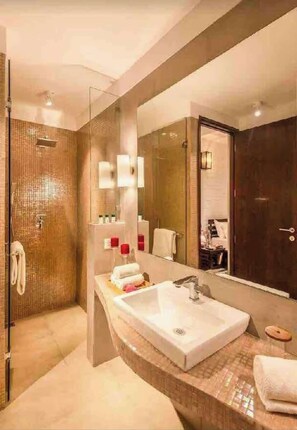 Hair dryer, towels, soap, shampoo - Camelia by Da Alohas luxe 2 BHK Suite (Nerul)