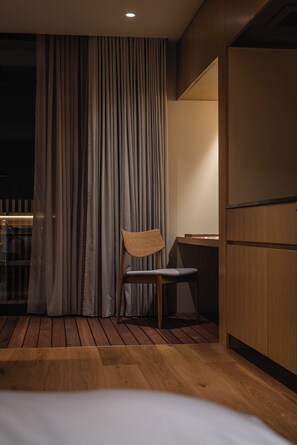 办公桌、免费 WiFi