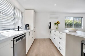 Fridge, microwave, oven, stovetop - Cozy Cottage @ Sunshine Grove (Peachester)