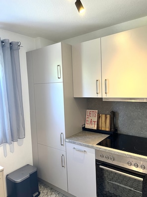 Frigorifero, forno, piano cottura, lavastoviglie