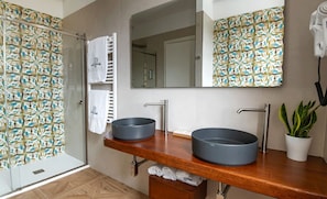 Junior Double or Twin Room | Bathroom