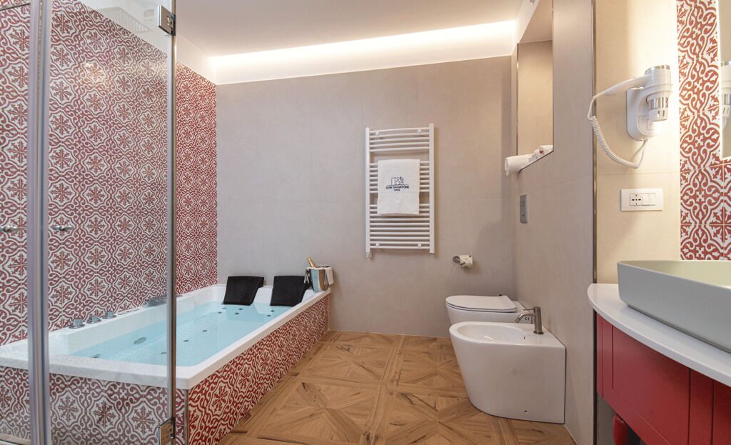 Chambre Junior double ou avec lits jumeaux | Salle de bain | Articles de toilette (gratuits), séchoir à cheveux, peignoirs