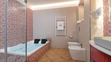 Junior-Doppel- oder -Zweibettzimmer | Badezimmer | Kostenlose Toilettenartikel, Haartrockner, BademĂ€ntel, HandtĂŒcher