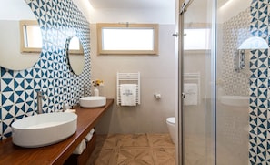 Chambre Confort | Salle de bain | Articles de toilette gratuits, sèche-cheveux, peignoirs