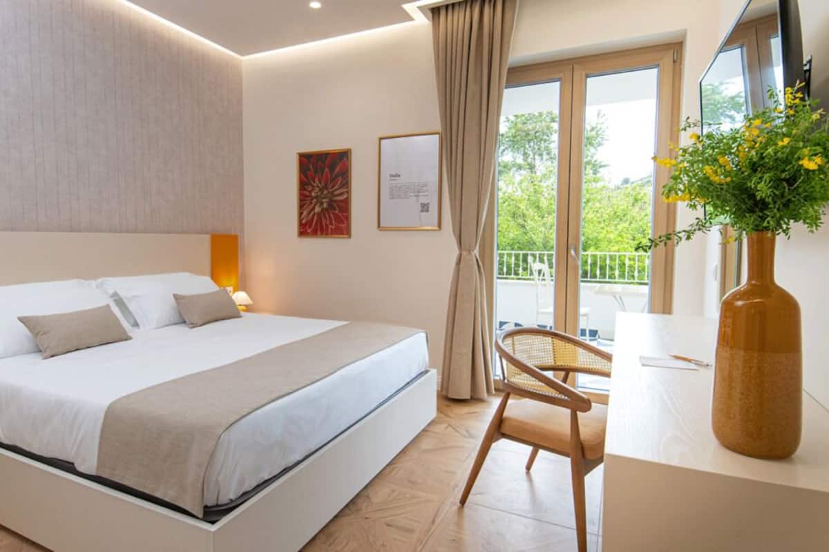 Chambre Double Deluxe, balcon, vue jardin | Coffres-forts dans les chambres, rideaux occultants, Wi-Fi gratuit