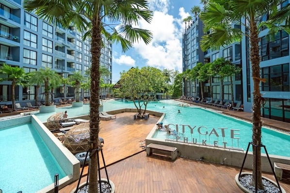 Una piscina al aire libre
