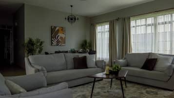 Bangalô família, 3 quartos, varanda, vista para a montanha | Área de estar | Smart TV, filmes pagos, serviços de streaming, impressoras