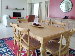 Familieleilighet, 2 soverom, fjellutsikt | Minibar, safe på rommet, blendingsgardiner og strykejern/-brett