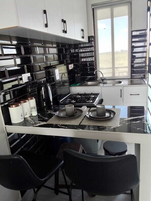 Suite monolocale Comfort | Cucina privata | Frigorifero nell'area comune, forno a microonde nell'area comune