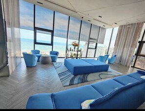 Condo, 2 Bedrooms, Accessible, Smoking | Lounge