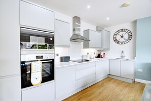 ثلاجة، ميكروويف، فرن، غسالة أطباق