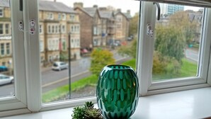 Ein Fenster mit Blick auf eine Straße und Gebäude.