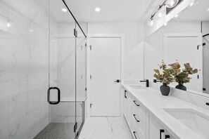 Interior - Luxury 4BR Home w/Arcade, King Bed and Dbl Garage (Calgary)