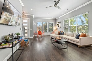 Televisión y oficina 