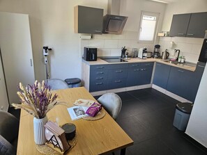 Frigorífico, horno, placa de cocina y lavavajillas