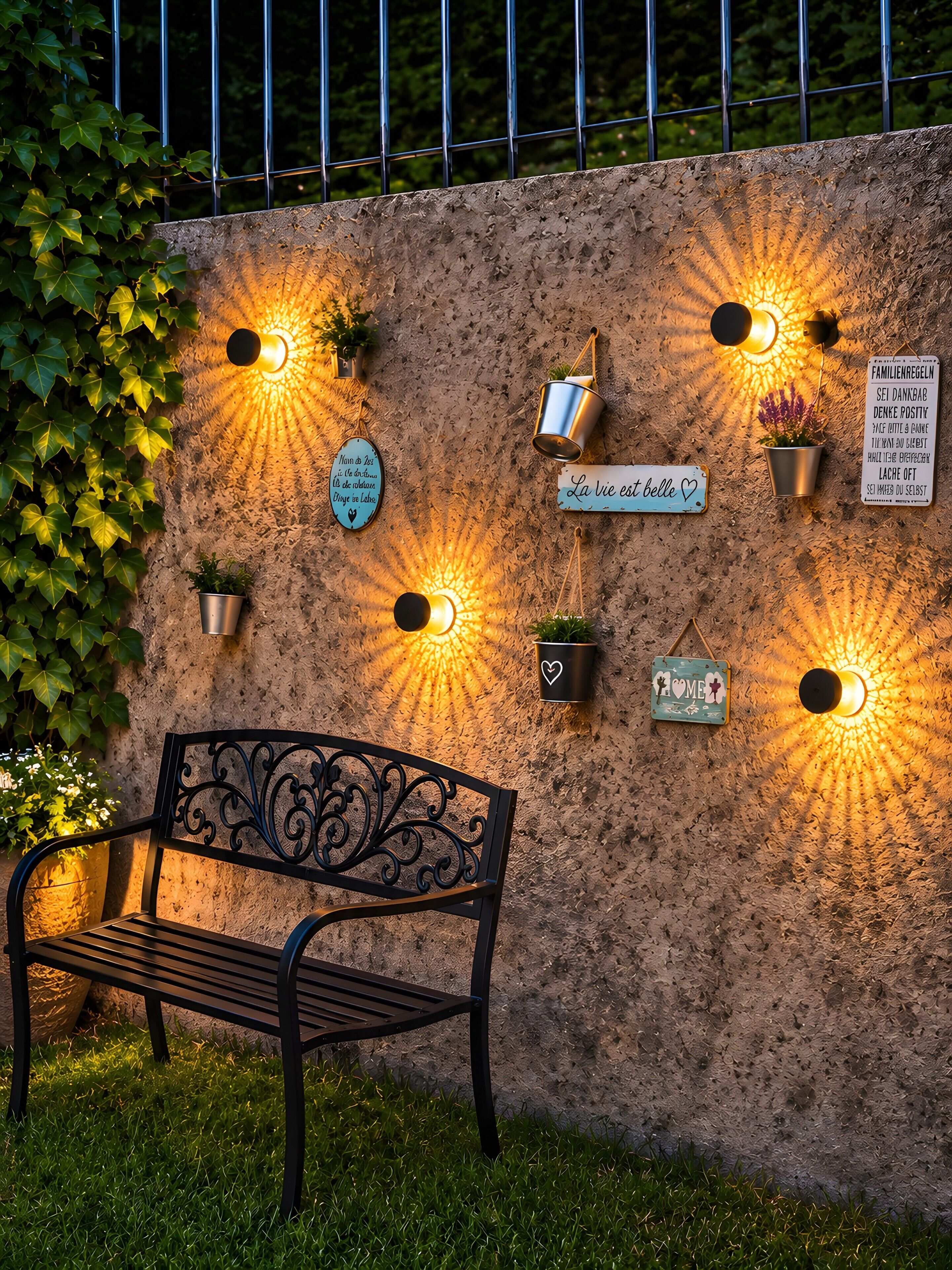 Een bank voor een met textuur beklede muur, voorzien van meerdere wandlampen en plantenpotten.