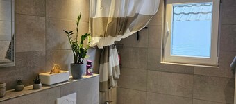 Elya Apartment with Garden, Wellness, Shopping, Relaxation