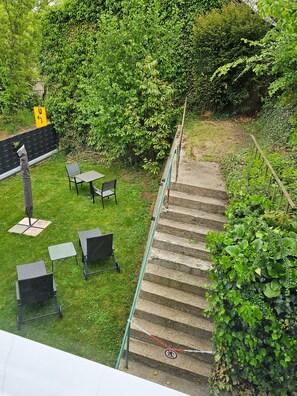 Outdoor dining - Elya Apartment – Garden Retreat Near Events, Outlet & Spa (Bad Münstereifel)