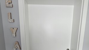 Uma porta branca com fechadura e maçaneta.