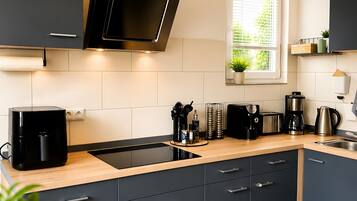 Een koelkast, een oven, een kookplaat, een vaatwasser