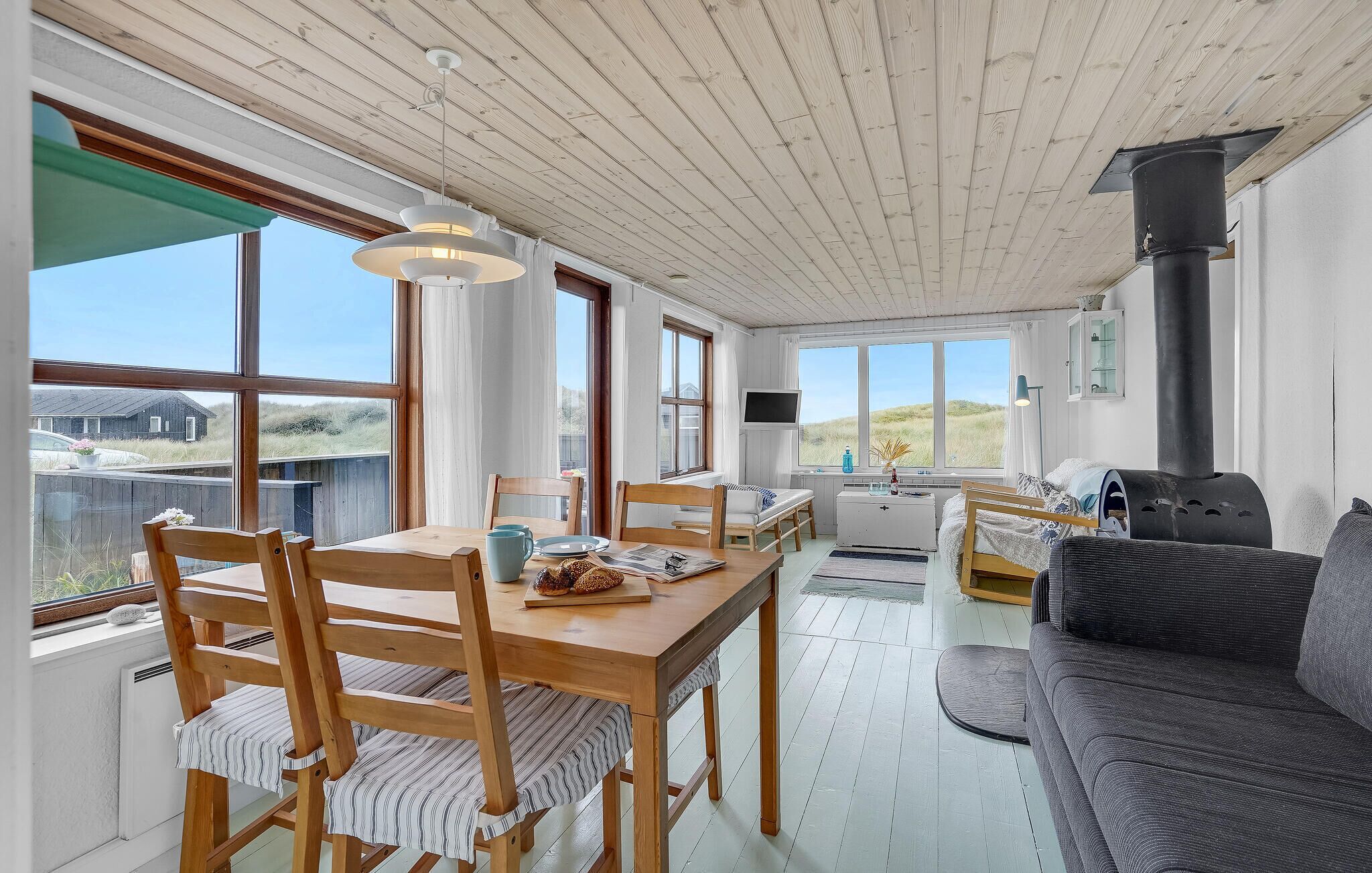 Télévision, cheminée, lecteur de DVD