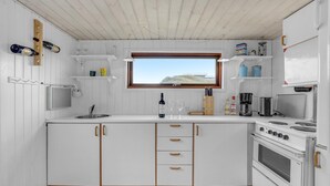 Kaffetrakter/tekoker, kjøleskap, kokeplater og kjøkkenutstyr