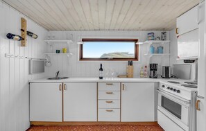 Refrigerador, parrilla de estufa y cafetera y tetera 