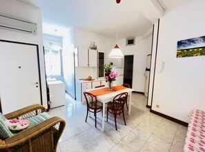อพาร์ทเมนท์, 2 ห้องนอน, ระเบียง, วิวเมือง | ห้องรับประทานอาหาร