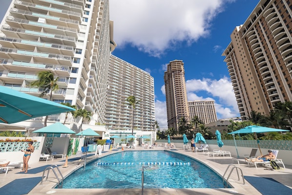 2 outdoor pools