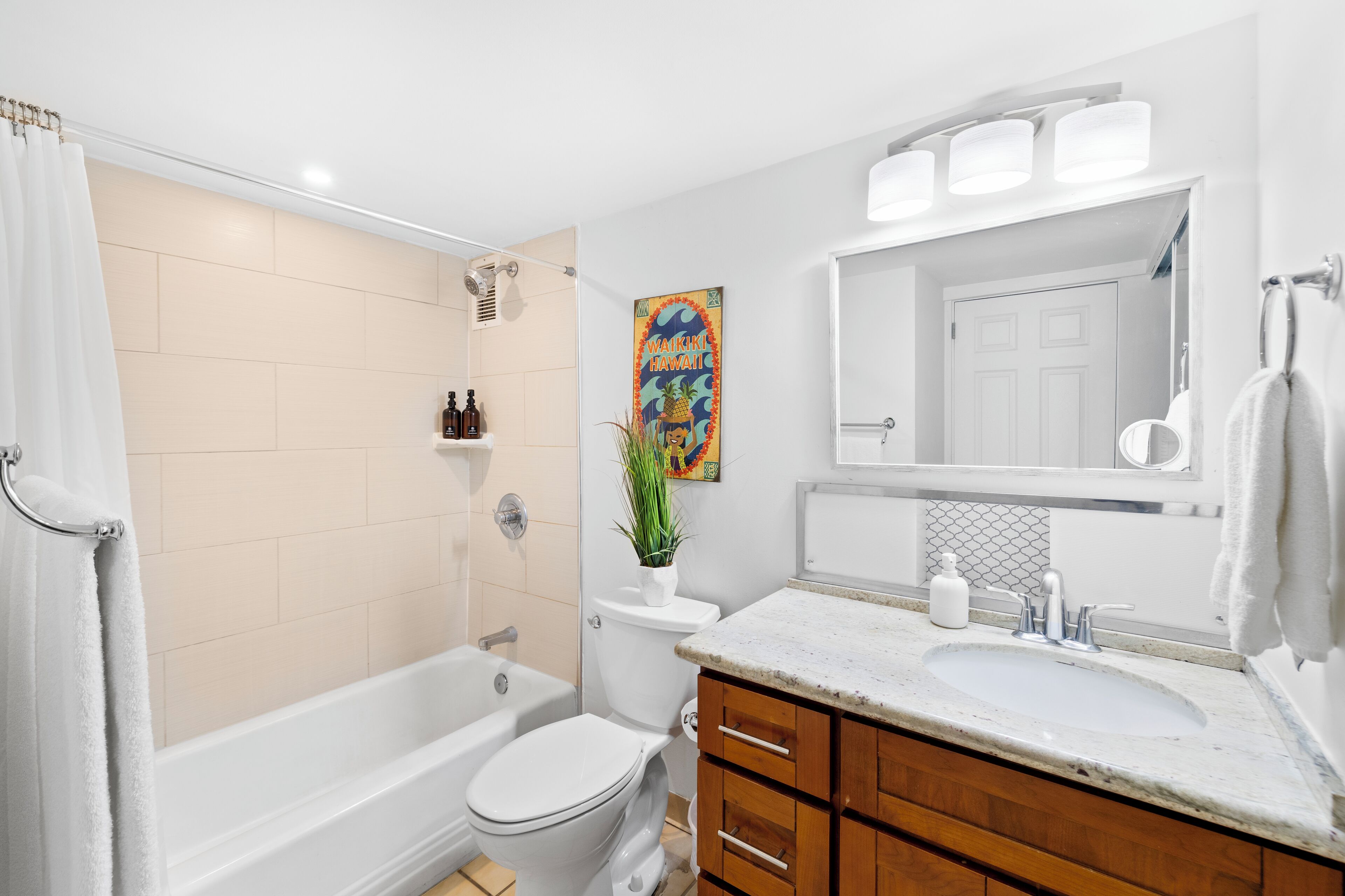 Un baño moderno con bañera, inodoro y lavabo.